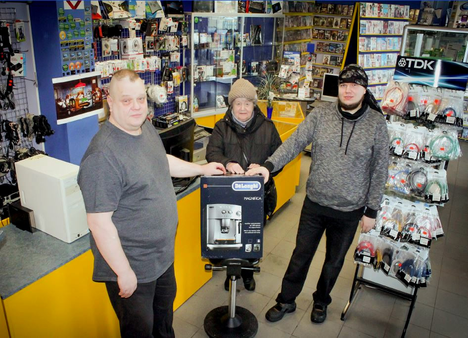 Võitja Maia Saar (keskel) Condori arvutisalongi käest auhinda vastu võtmas. Vasakul OÜ Condor üks omanikest, Eugen Kapp ja paremal teine, Auringo Kapp. Foto: AIGAR NAGEL