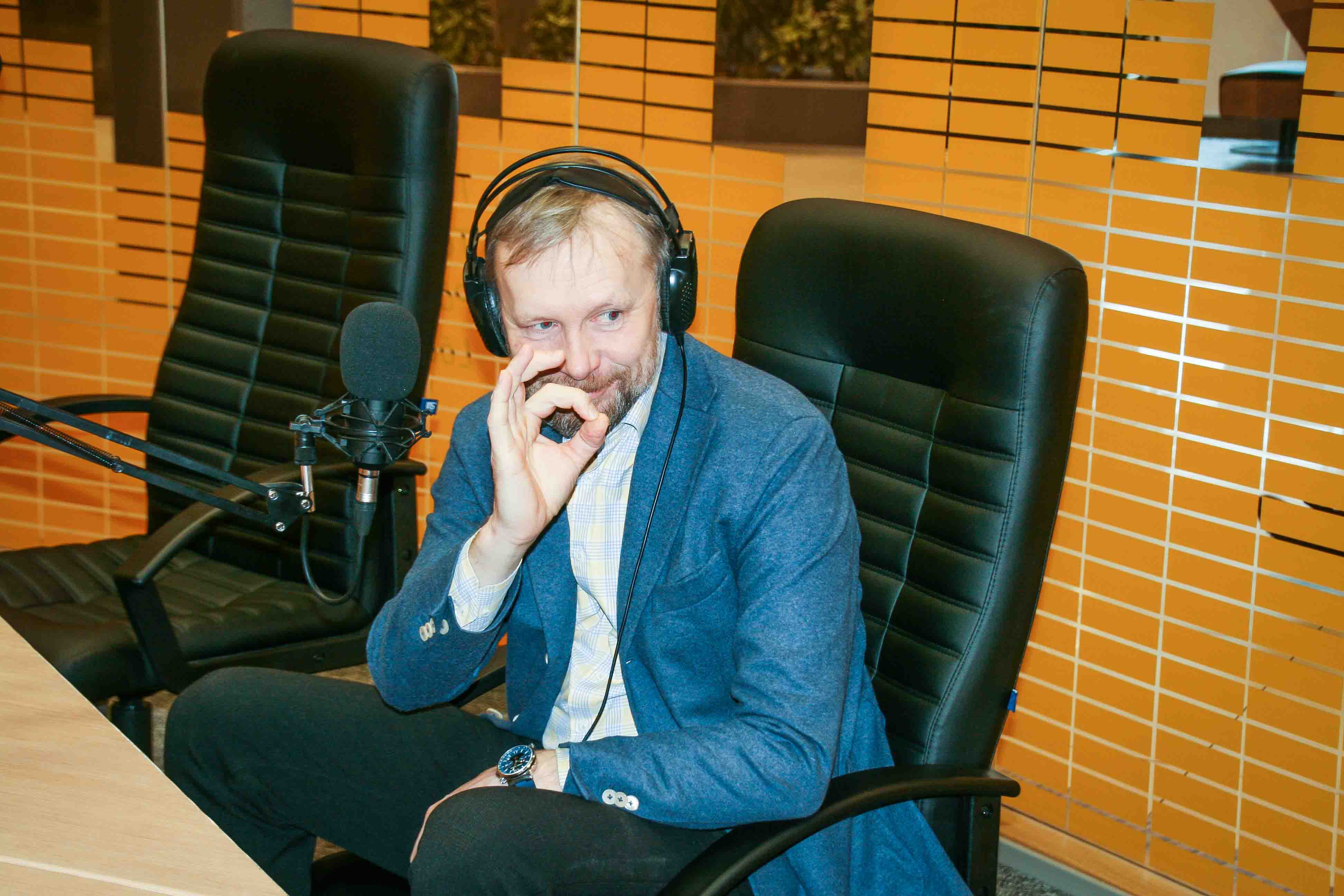 Otse-eetrisse valmistub minema Lõunakeskuse juht Jaan Lott, kes näitab, kuidas peaksid kõik fännid näitama RingFmí märki! Jätke meelde!