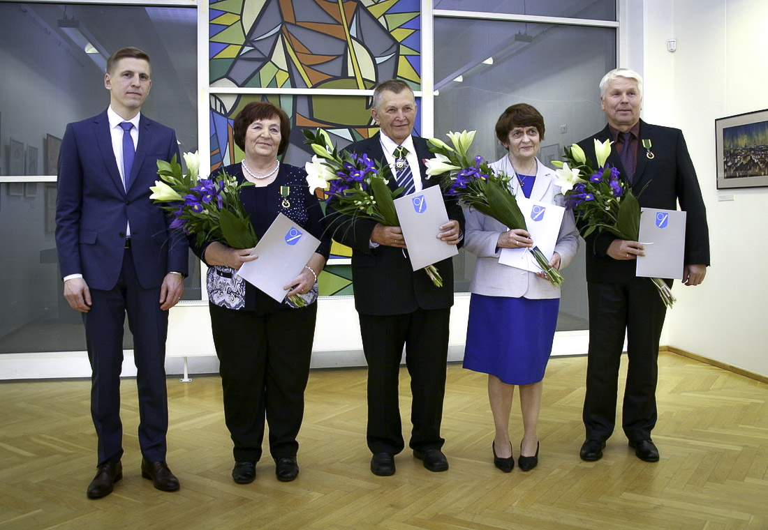Kõrge tunnustuse pälvinute ühispilt. Tiit Toots, Merike Kapp, Mart Timmi, Anni Lahe ja Aivar Leok neljapäeva õhtul Kandle teise korruse saalis.