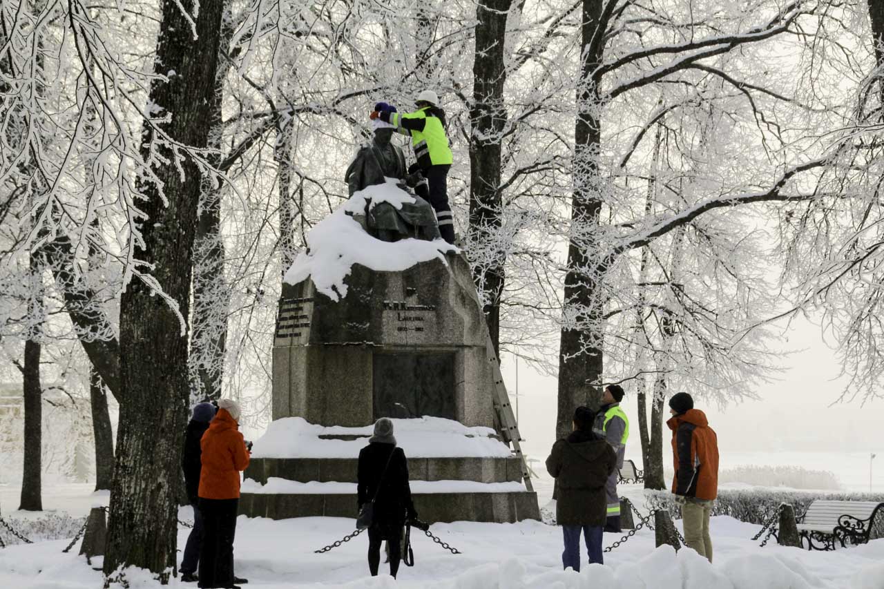 Kõik linnakodanikud ja huvilised on oodatud imetlema Võru linna suurkuju, kes kannab Vabariigi sünnipäeva puhul sinimustvalget mütsi. Vaade Kreutzwaldi pargile ja skulptuurile on lihtsalt imeline - pakane ja kerge lumi on Kreutzwaldi mütsi löönud lausa särama. FOTOD: Aigar Nagel