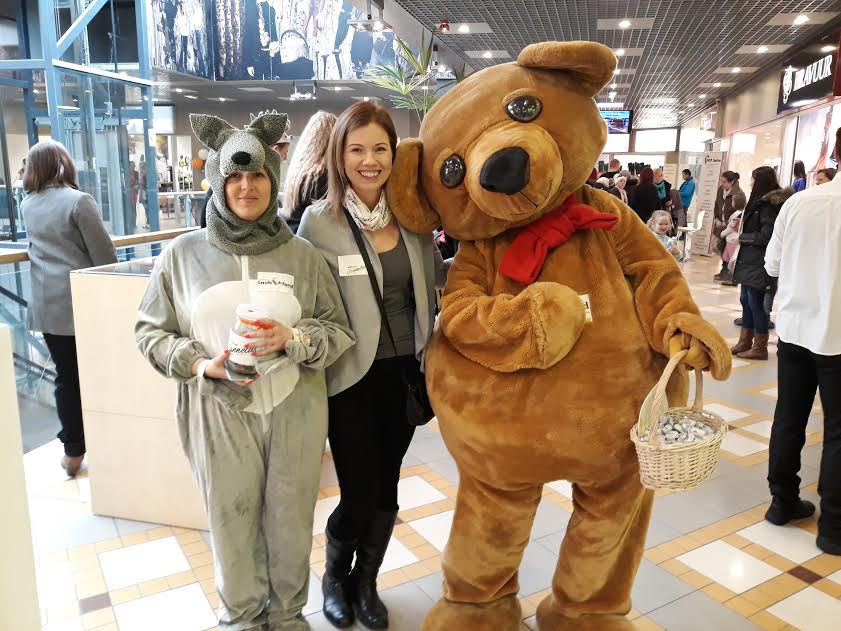 „Üle-eestilised perepäevad 15 maakonnakeskuses on osa Lastefondi käimasolevast kampaaniast Üleannetus. Kampaania eesmärk on koguda 120 000 eurot, mis võimaldab fondil toetada arendavate teraapiatega 35 raskelt haiget last üle Eesti. „Laupäevahommikuse seisuga oli heade annetajate abiga kogutud laste raviks 13 000 eurot,” rääkis fondi toetusjuht Eveli Ilves (pildil keskmine). Võrumaal koguti ühe päevaga annetusi 1033,98 eurot. Foto: HELERI LAKUR „Üle-eestilised perepäevad 15 maakonnakeskuses on osa Lastefondi käimasolevast kampaaniast Üleannetus. Kampaania eesmärk on koguda 120 000 eurot, mis võimaldab fondil toetada arendavate teraapiatega 35 raskelt haiget last üle Eesti. „Laupäevahommikuse seisuga oli heade annetajate abiga kogutud laste raviks 13 000 eurot,” rääkis fondi toetusjuht Eveli Ilves (pildil keskmine). Võrumaal koguti ühe päevaga annetusi 1033,98 eurot. Foto: HELERI LAKUR