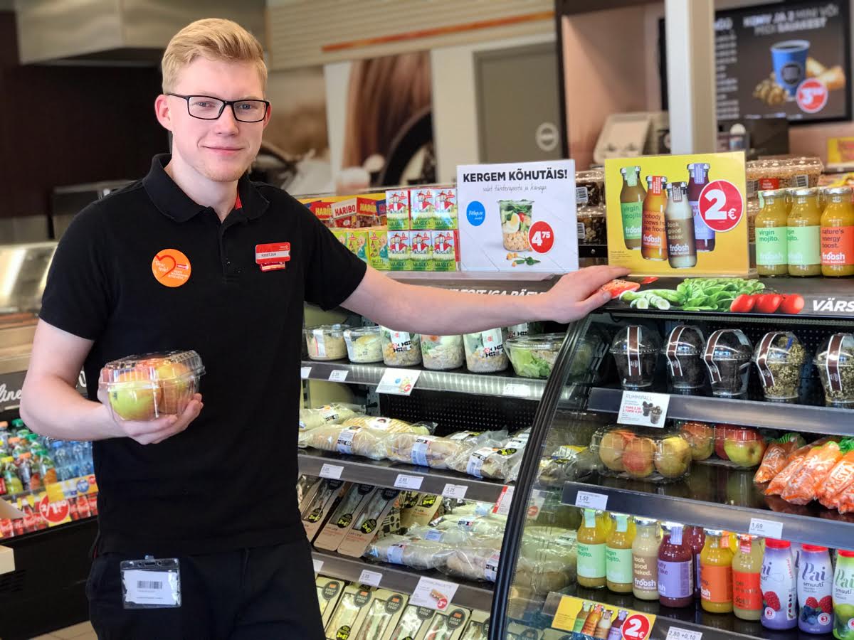 Võru Circle K Jüri tänava teenindusjaama klienditeenindaja Kristjan Toots tervislikumaid toiduvalikuid soovitamas. Kollektiivi lemmik on näiteks Lapi leib soolalõhega. Sageli ostetakse porgandeid, mis ka lastele meelepärane vahepala on. Foto: KADI ANNOM Võru Circle K Jüri tänava teenindusjaama klienditeenindaja Kristjan Toots tervislikumaid toiduvalikuid soovitamas. Kollektiivi lemmik on näiteks Lapi leib soolalõhega. Sageli ostetakse porgandeid, mis ka lastele meelepärane vahepala on. Foto: KADI ANNOM