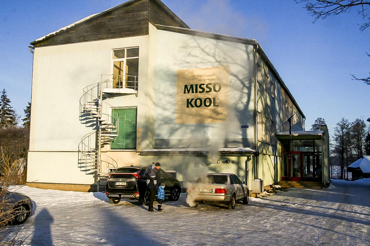 Eile hommikul enne kella 8 vurasid kümneaastase koollasteaia juurde autod lastega. Õues oli ligemale paarkümmend külmakraadi. Eile hommikul enne kella 8 vurasid kümneaastase koollasteaia juurde autod lastega. Õues oli ligemale paarkümmend külmakraadi.