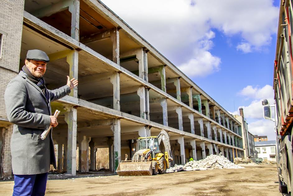 Ajalooline hetk või Võru linna uus kaanefoto? Endistest tehaseruumidest saab nüüdisaegne 68 korteriga elamu. Kuusiku sõnul valmivad esimesed näidiskorterid juba jaanipäevaks. Foto: AIGAR NAGEL Ajalooline hetk või Võru linna uus kaanefoto? Endistest tehaseruumidest saab nüüdisaegne 68 korteriga elamu. Kuusiku sõnul valmivad esimesed näidiskorterid juba jaanipäevaks. Foto: AIGAR NAGEL