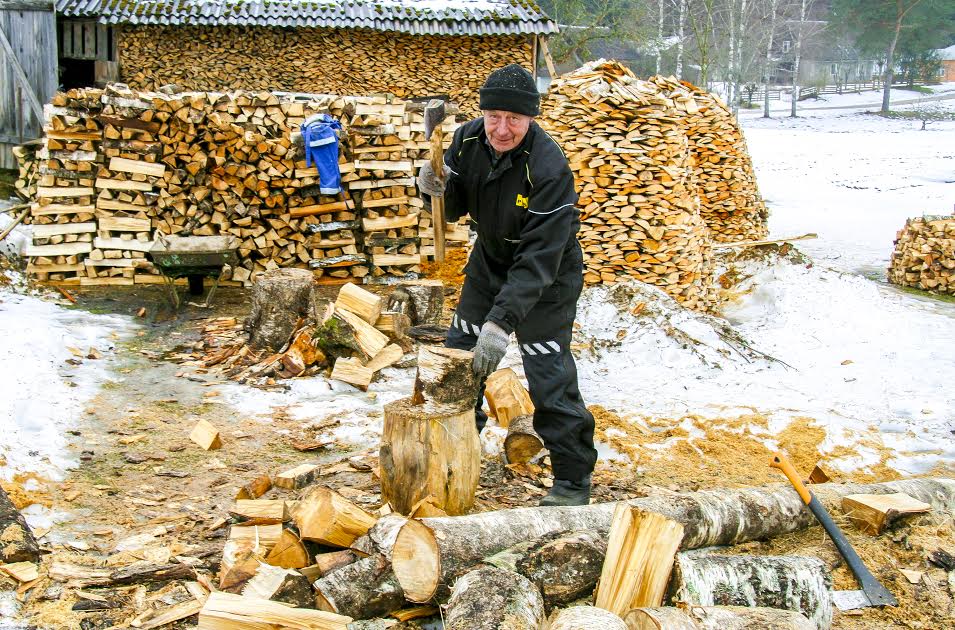 Eesti piiri ja Ape vahel elav põline lätlane Andris ütles Võrumaa Teatajale antud intervjuus, et tema sai oma puud ostetud enne hinnatõusu. Praeguste puude eest maksis ta märtsi alguses 20 eurot ruumimeetri eest. Foto: HELERI LAKUR Eesti piiri ja Ape vahel elav põline lätlane Andris ütles Võrumaa Teatajale antud intervjuus, et tema sai oma puud ostetud enne hinnatõusu. Praeguste puude eest maksis ta märtsi alguses 20 eurot ruumimeetri eest. Foto: HELERI LAKUR
