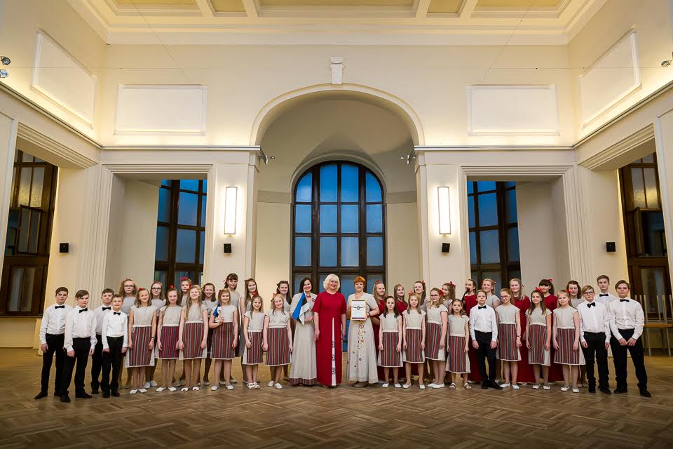 Võru muusikakooli lastekoor Ritsik on esinenud väga edukalt rahvusvahelistel koorifestivalidel. Seekord osales koor Gdanski linnas ja tuli konkursilt tagasi kulddiplomi vääriliselt. Foto: TÕNIS ANTON Võru muusikakooli lastekoor Ritsik on esinenud väga edukalt rahvusvahelistel koorifestivalidel. Seekord osales koor Gdanski linnas ja tuli konkursilt tagasi kulddiplomi vääriliselt. Foto: TÕNIS ANTON