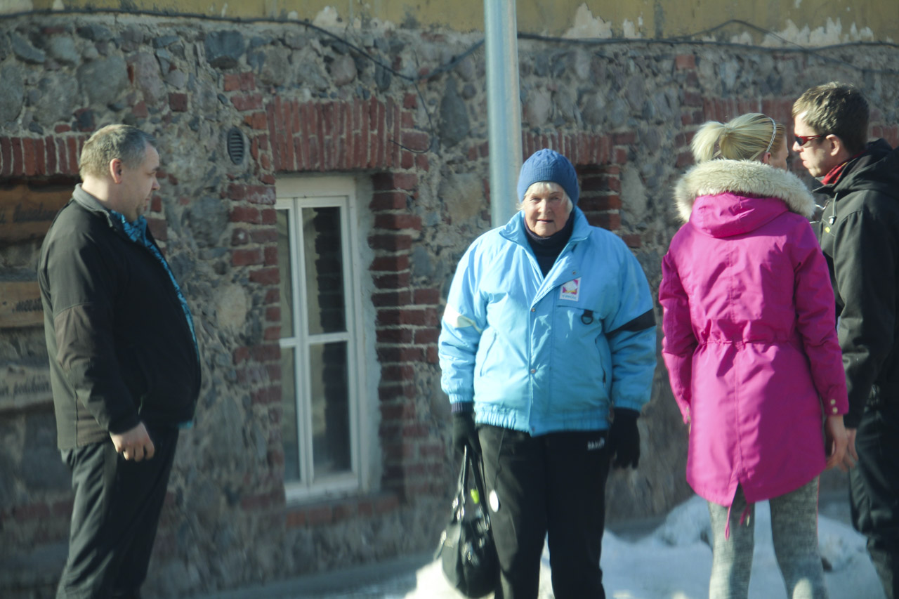 Õnnetuses autolt löögi saanud proua, keda möödujad aitama suundusid. FOTO: Aigar Nagel