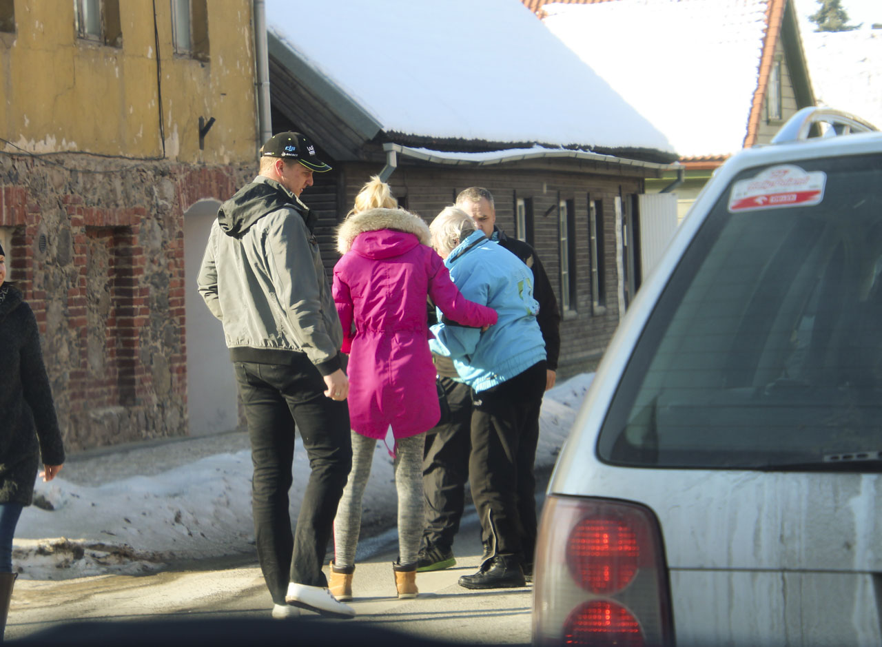 Õnnetuses autolt löögi saanud proua, keda möödujad aitama suundusid. FOTO: Aigar Nagel