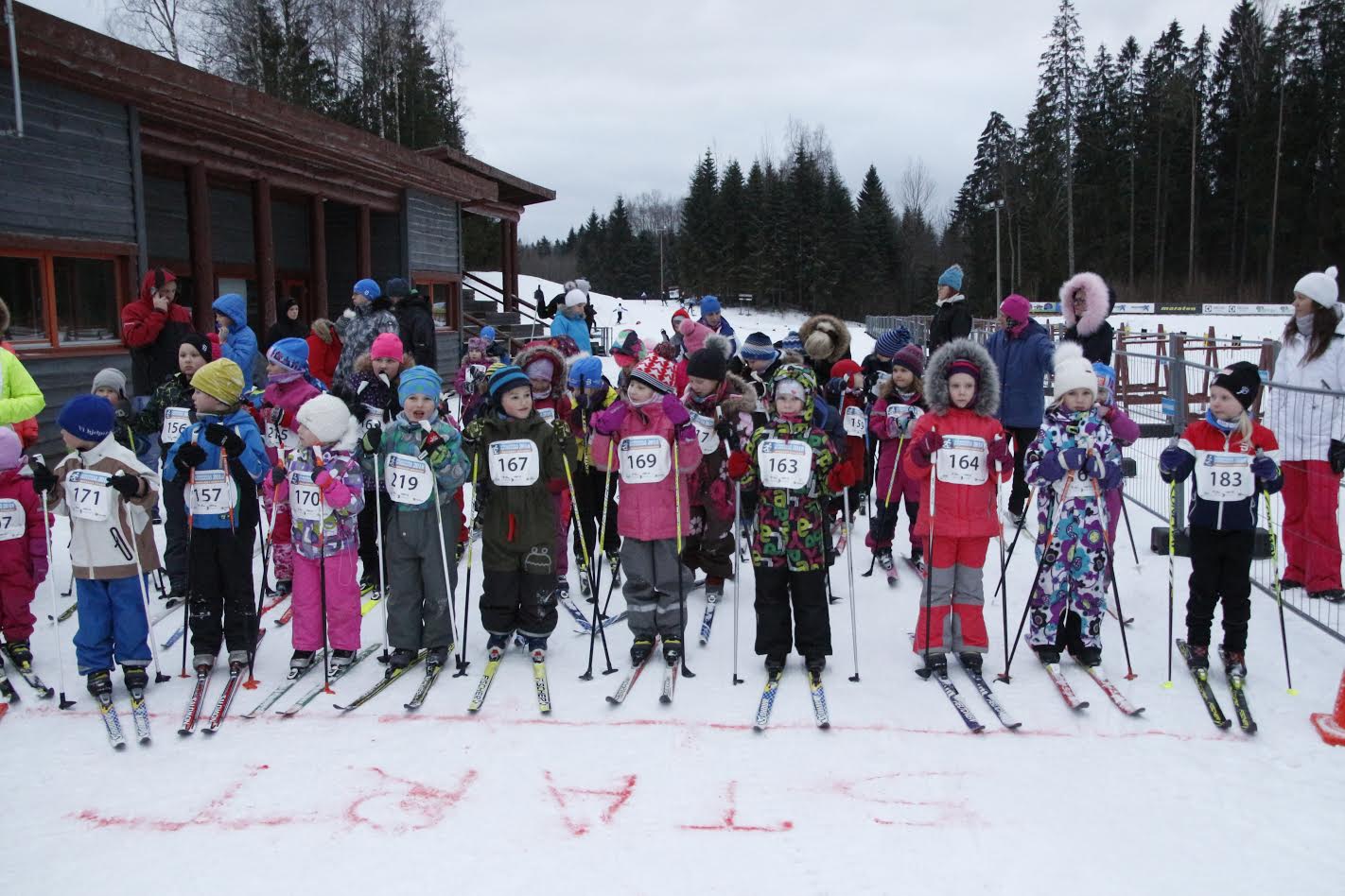 Suusasarja neljandast ja ühtlasi eelviimasest etapist võttis 14. märtsil osa ligikaudu 50 mudilast, kes said sõita umbes pool kilomeetrit. Foto: VÕRUMAA SPORDILIIT