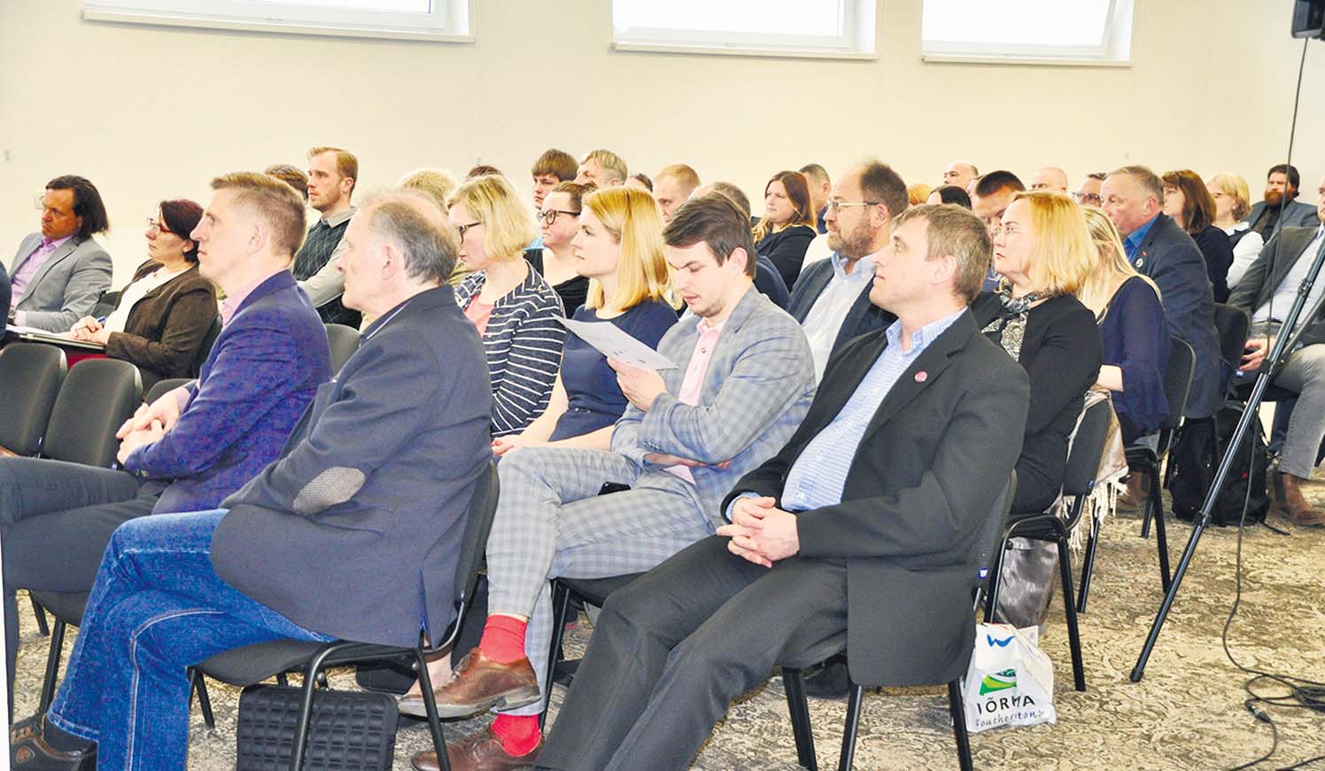 Võrumaa arengustrateegia avakoosolekule 18. aprillil Kagu-Eesti innovatsioonikeskuse saali kogunes rõõmustavalt palju huvilisi. Huviga kuulati TÜ regionaalplaneerimise dotsenti Garri Raagmaad. Pildil esireas Tiit Toots ja Aare Hollo. Järgmises reas (vasakult) Kaido Mäesalu, Ülle Herr, Britt Vahter, Eveli Kuklane, Avo Kirsbaum, Margus Klaar. Veel paistavad Lauri Semevsky, Esta Frosch, Neinar Seli, Anita Hoole jne. Fotod: VÕRUMAA ARENDUSKESKUS Võrumaa arengustrateegia avakoosolekule 18. aprillil Kagu-Eesti innovatsioonikeskuse saali kogunes rõõmustavalt palju huvilisi. Huviga kuulati TÜ regionaalplaneerimise dotsenti Garri Raagmaad. Pildil esireas Tiit Toots ja Aare Hollo. Järgmises reas (vasakult) Kaido Mäesalu, Ülle Herr, Britt Vahter, Eveli Kuklane, Avo Kirsbaum, Margus Klaar. Veel paistavad Lauri Semevsky, Esta Frosch, Neinar Seli, Anita Hoole jne. Fotod: VÕRUMAA ARENDUSKESKUS