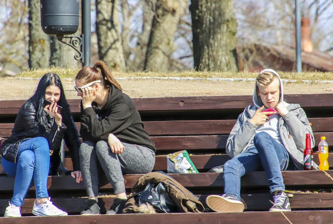Julgemad võtsid eile Tamula rannas ülakeha paljaks või itsitasid oma nutitelefonidega niisama. FOTOD: Aigar Nagel Julgemad võtsid eile Tamula rannas ülakeha paljaks või itsitasid oma nutitelefonidega niisama. FOTOD: Aigar Nagel