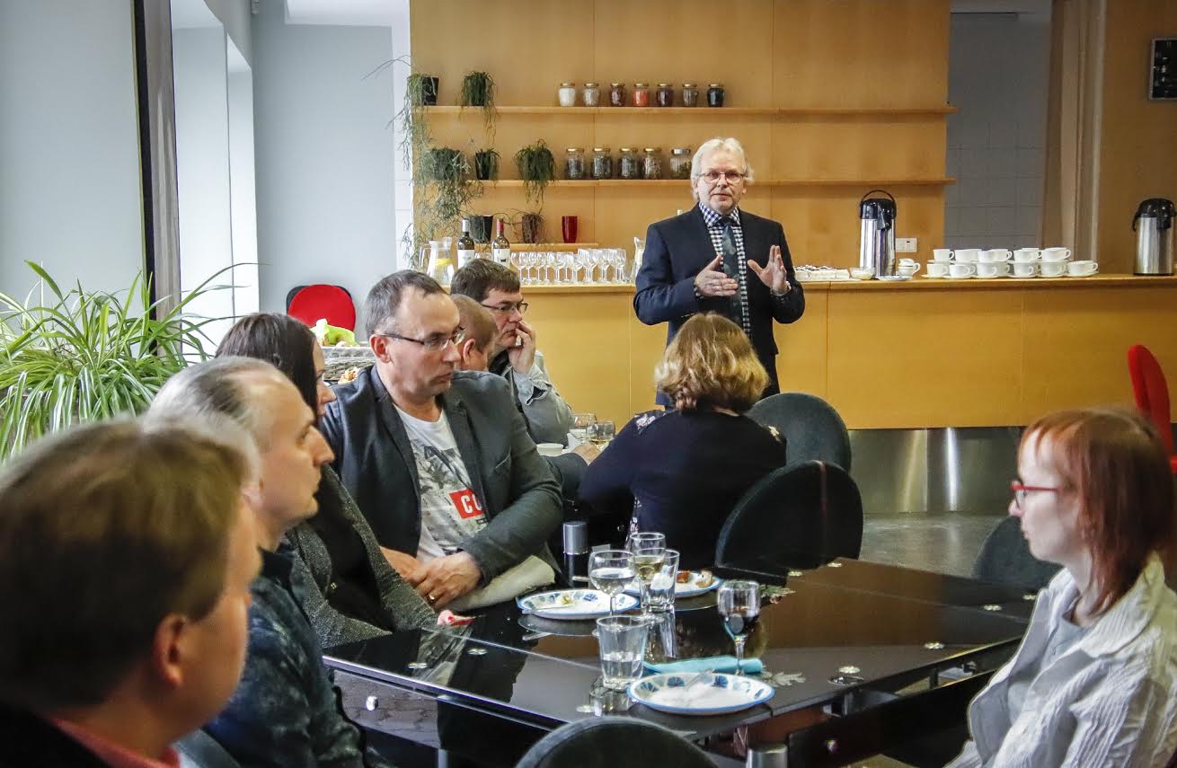 Teisipäeva õhtul kutsus Võru Kannel oma koostööpartnerid külla, et rääkida sellest, mis tehtud ning tutvustada, mis alles ees. Taamal SA Võru Kannel juhatuse liige Heiki Kelp õhtut sisse juhatamas. Foto: AIGAR NAGEL Teisipäeva õhtul kutsus Võru Kannel oma koostööpartnerid külla, et rääkida sellest, mis tehtud ning tutvustada, mis alles ees. Taamal SA Võru Kannel juhatuse liige Heiki Kelp õhtut sisse juhatamas. Foto: AIGAR NAGEL