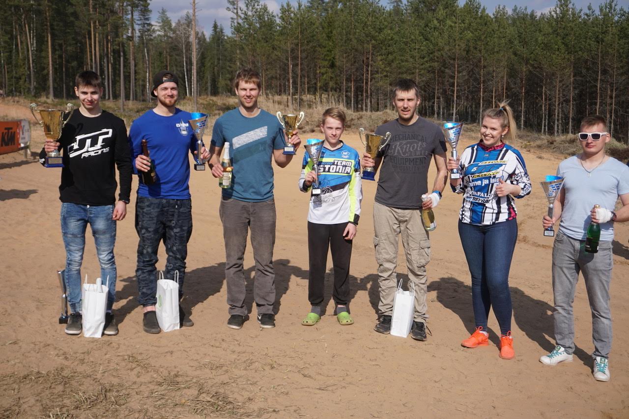Eesti meistri- ja karikavõistluste esimesel etapil Vilaski kestvuskrossil ajalugu teinud Sõmerpalu motoklubi kihutajad. Vasakult: Jan Jakobson (E2 1. koht ja üldarvestuses 1. koht), Elary Talu (E3 1. koht), Martin Leok (enduuro 1. koht), Mikk Kallion (85cc 1. koht), Aigar Leok (E1 1. koht), Kris Jalas (naised, 1. koht), Kevin Mõts (hobi D 1. koht). Eesti meistri- ja karikavõistluste esimesel etapil Vilaski kestvuskrossil ajalugu teinud Sõmerpalu motoklubi kihutajad. Vasakult: Jan Jakobson (E2 1. koht ja üldarvestuses 1. koht), Elary Talu (E3 1. koht), Martin Leok (enduuro 1. koht), Mikk Kallion (85cc 1. koht), Aigar Leok (E1 1. koht), Kris Jalas (naised, 1. koht), Kevin Mõts (hobi D 1. koht).