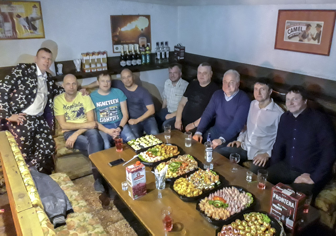 Lege Öö peakorraldaja Marko Pille (vasakult esimene) kutsus üheks õhtuks kokku legendaarsed diskorid, kes viimase 40 aasta jooksul on Võrumaal pidusid teinud. Ühispildil on koos DJ BOG, Aivar Palumäe (Pula Paulus), Aavo Soe, Eugen Kapp, Jaanis Koppel, Meelis Koppel ja Arno Kukk. Foto: HELERI LAKUR Lege Öö peakorraldaja Marko Pille (vasakult esimene) kutsus üheks õhtuks kokku legendaarsed diskorid, kes viimase 40 aasta jooksul on Võrumaal pidusid teinud. Ühispildil on koos DJ BOG, Aivar Palumäe (Pula Paulus), Aavo Soe, Eugen Kapp, Jaanis Koppel, Meelis Koppel ja Arno Kukk. Foto: HELERI LAKUR