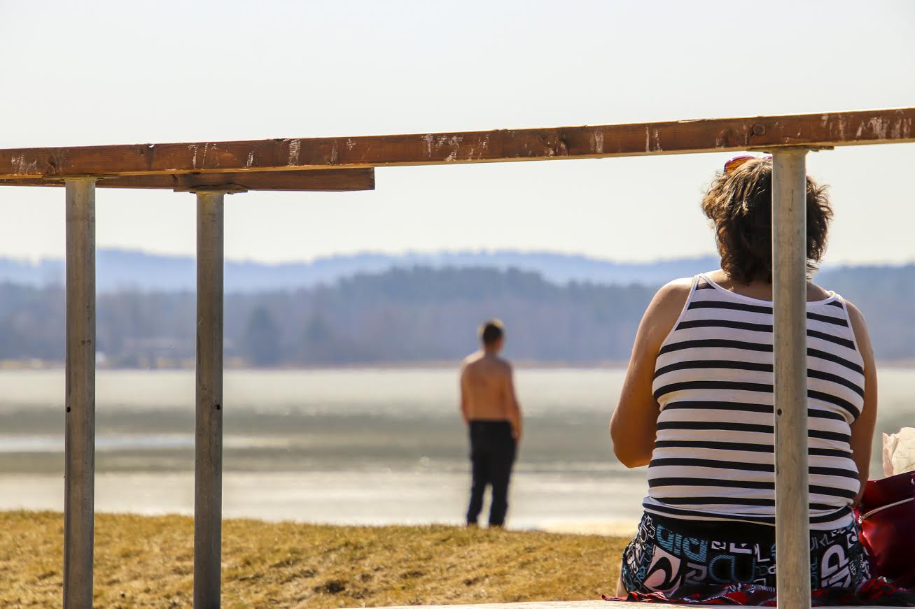 Julgemad võtsid eile Tamula rannas ülakeha paljaks või itsitasid oma nutitelefonidega niisama. FOTOD: Aigar Nagel Julgemad võtsid eile Tamula rannas ülakeha paljaks või itsitasid oma nutitelefonidega niisama. FOTOD: Aigar Nagel