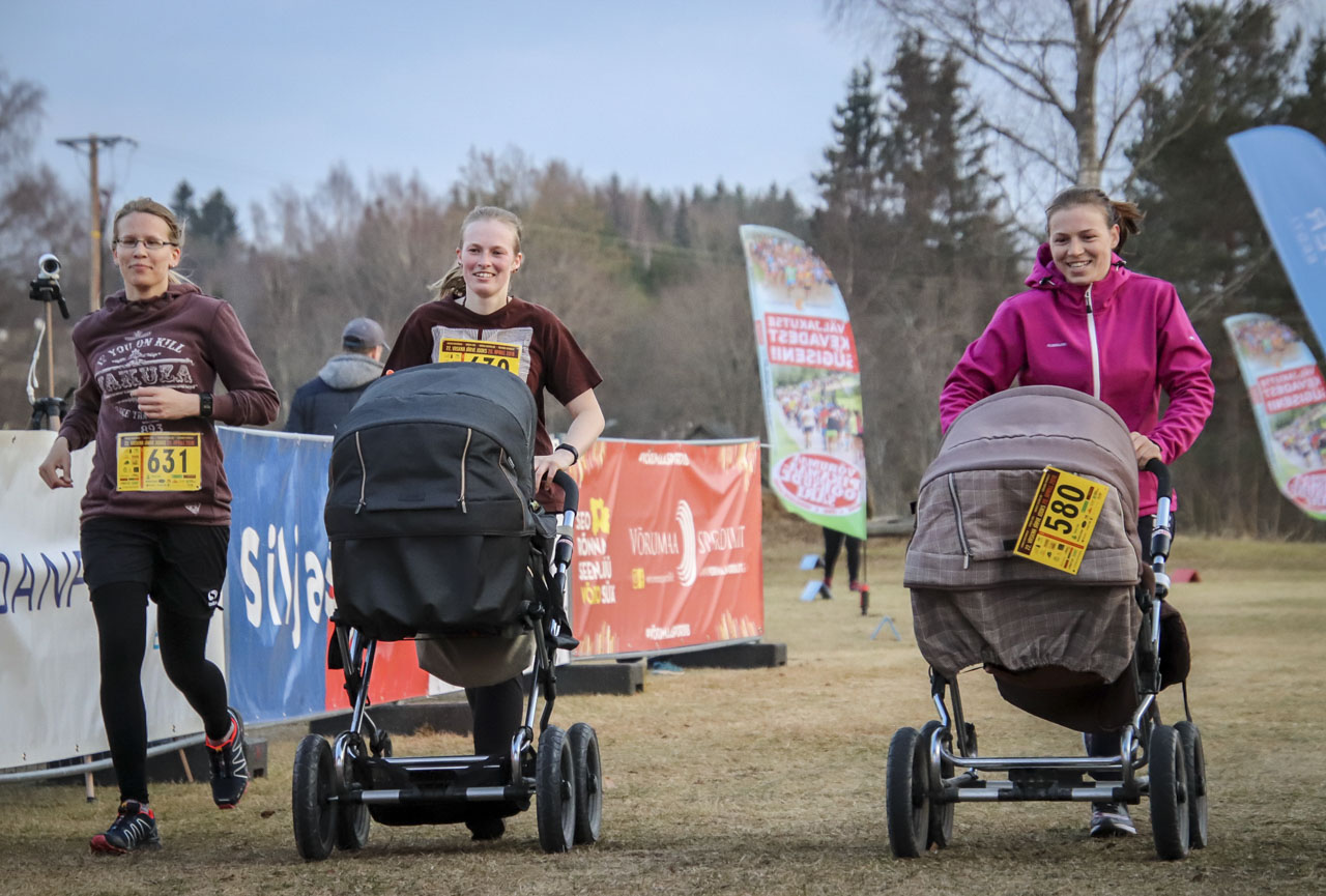 Ümber Vaskna järve jooksu rada oli heas korras ning kulges mööda asfalti või metsateed. Tänu sellele oli rada läbitav ka lapsevankri või lemmikloomaga. Huvilisi jätkus ja mitmed spordisõbrad ületasid finišijoone koos koeraga või lapsevankrit lükates. Vasakult Andra Pedassaar, Liina Tšegurov ja Egle Poll rõõmsalt finišeerumas. Fotod: AIGAR NAGEL Ümber Vaskna järve jooksu rada oli heas korras ning kulges mööda asfalti või metsateed. Tänu sellele oli rada läbitav ka lapsevankri või lemmikloomaga. Huvilisi jätkus ja mitmed spordisõbrad ületasid finišijoone koos koeraga või lapsevankrit lükates. Vasakult Andra Pedassaar, Liina Tšegurov ja Egle Poll rõõmsalt finišeerumas. Fotod: AIGAR NAGEL
