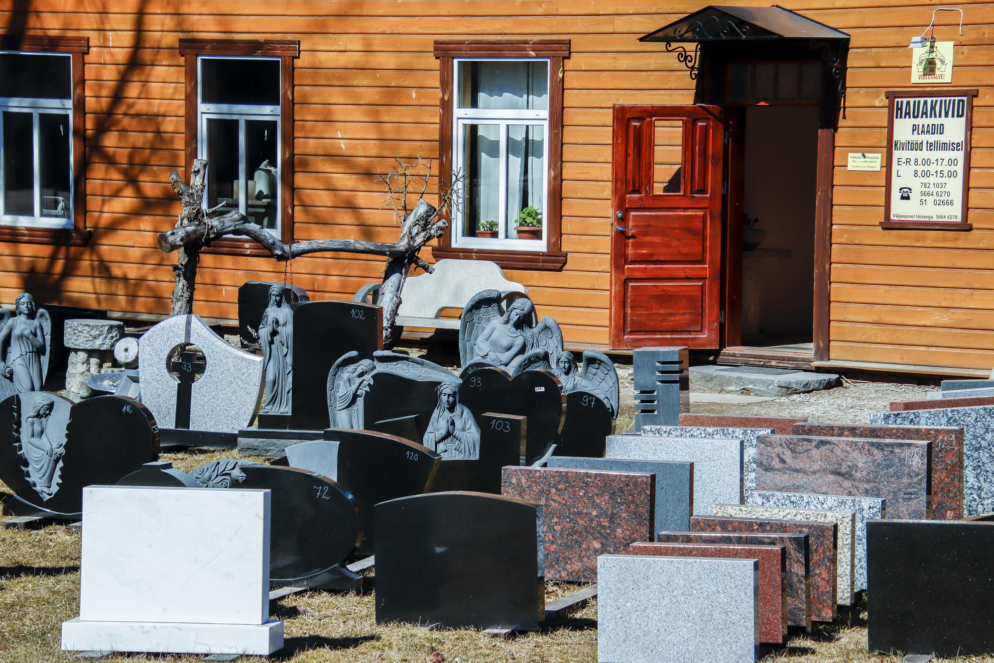 OÜ Gramet müüb Võrus, Valgas ja Tartus väga laias valikus hauakive, mille hinnad algavad 300 eurost. Kõige kallim hauakivi on müüdud 3000 euroga. Fotod: AIGAR NAGEL OÜ Gramet müüb Võrus, Valgas ja Tartus väga laias valikus hauakive, mille hinnad algavad 300 eurost. Kõige kallim hauakivi on müüdud 3000 euroga. Fotod: AIGAR NAGEL
