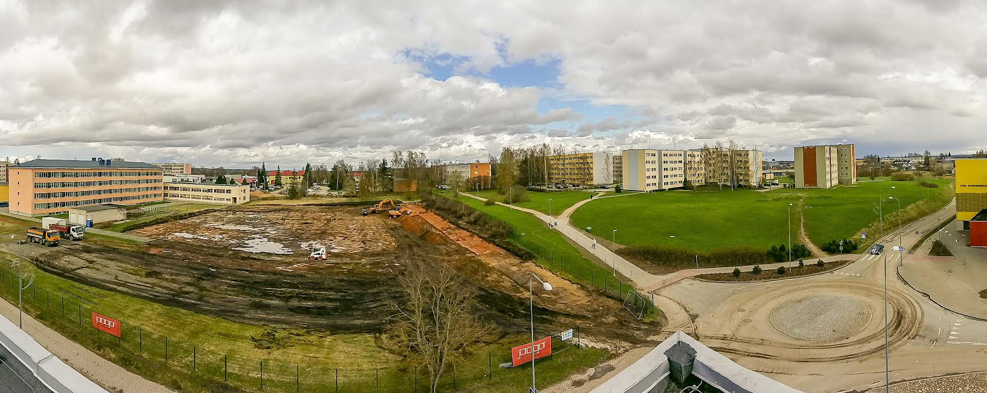 Selle aasta suve lõpuks valmib Võru Kreutzwaldi kooli kõrvale esimene täismõõtmetes kunstmurukattega jalgpalliväljak.  Pilt on tehtud 26.04.2018 FOTO: Aigar Nagel