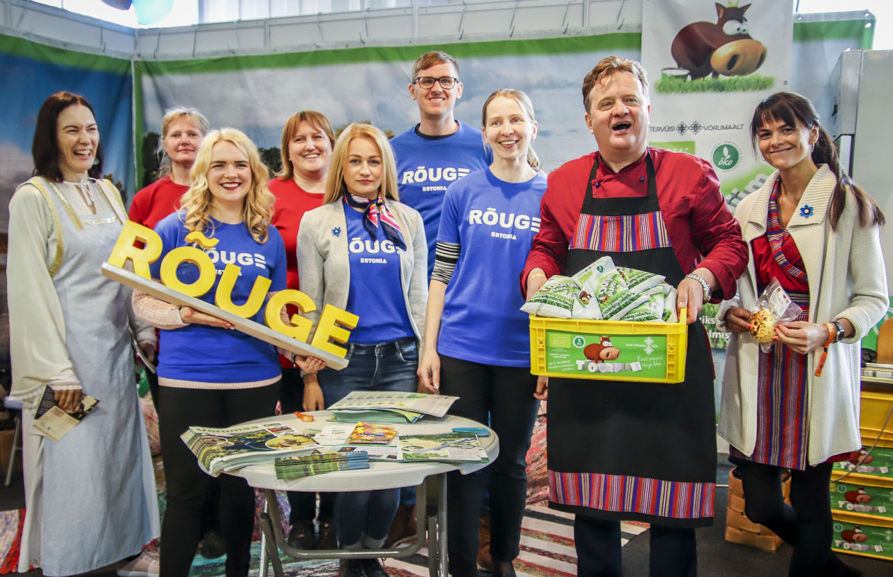 Maamessil osaleb kogu suur Rõuge vald. Eesreas (vasakult) Egle Kõva Rogosi mõisast, tema kõrval sinistes särkides Aira Udras, Keiti Lõhmus, Karel Saarna ja Katre Palo Rõuge vallast. Tagareas punastes särkides (vasakult) Mare Tamtik ja Ilze Koemets esindamas Mõniste talurahvamuuseumit. Piimakastiga eesreas Meelis Mõttus ja Kadri Sild esindamas Metsavenna talu. FOTOD: Aigar Nagel Maamessil osaleb kogu suur Rõuge vald. Eesreas (vasakult) Egle Kõva Rogosi mõisast, tema kõrval sinistes särkides Aira Udras, Keiti Lõhmus, Karel Saarna ja Katre Palo Rõuge vallast. Tagareas punastes särkides (vasakult) Mare Tamtik ja Ilze Koemets esindamas Mõniste talurahvamuuseumit. Piimakastiga eesreas Meelis Mõttus ja Kadri Sild esindamas Metsavenna talu. FOTOD: Aigar Nagel