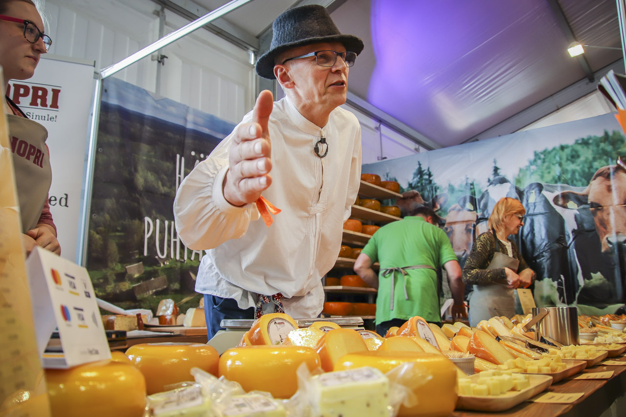 Nopri talumeierei peremees Tiit Niilo tutvustab 15 juustusorti, mis on valmistatud koostöös Hollandist pärit juustumeistri Pascal Smitsiga. Maamessile on nad kaasa toonud 600 kilo juustu. Fotod: AIGAR NAGEL Nopri talumeierei peremees Tiit Niilo tutvustab 15 juustusorti, mis on valmistatud koostöös Hollandist pärit juustumeistri Pascal Smitsiga. Maamessile on nad kaasa toonud 600 kilo juustu. Fotod: AIGAR NAGEL