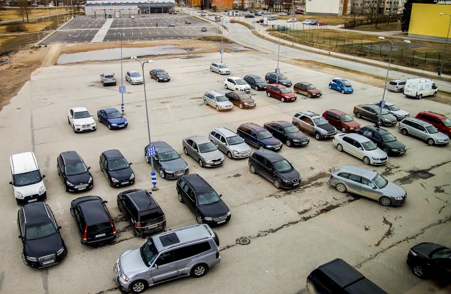 Kagukeskuse parklas ei valitse kustunud joontest hoolimata teisipäeva pärastlõunal korralagedus. Kagukeskuse haldusjuhi Raigo Pildi sõnul ei plaani nad parkimisjooni uuendada, sest varsti muutub ehituse tõttu parkla asukoht. Foto: AIGAR NAGEL Kagukeskuse parklas ei valitse kustunud joontest hoolimata teisipäeva pärastlõunal korralagedus. Kagukeskuse haldusjuhi Raigo Pildi sõnul ei plaani nad parkimisjooni uuendada, sest varsti muutub ehituse tõttu parkla asukoht. Foto: AIGAR NAGEL