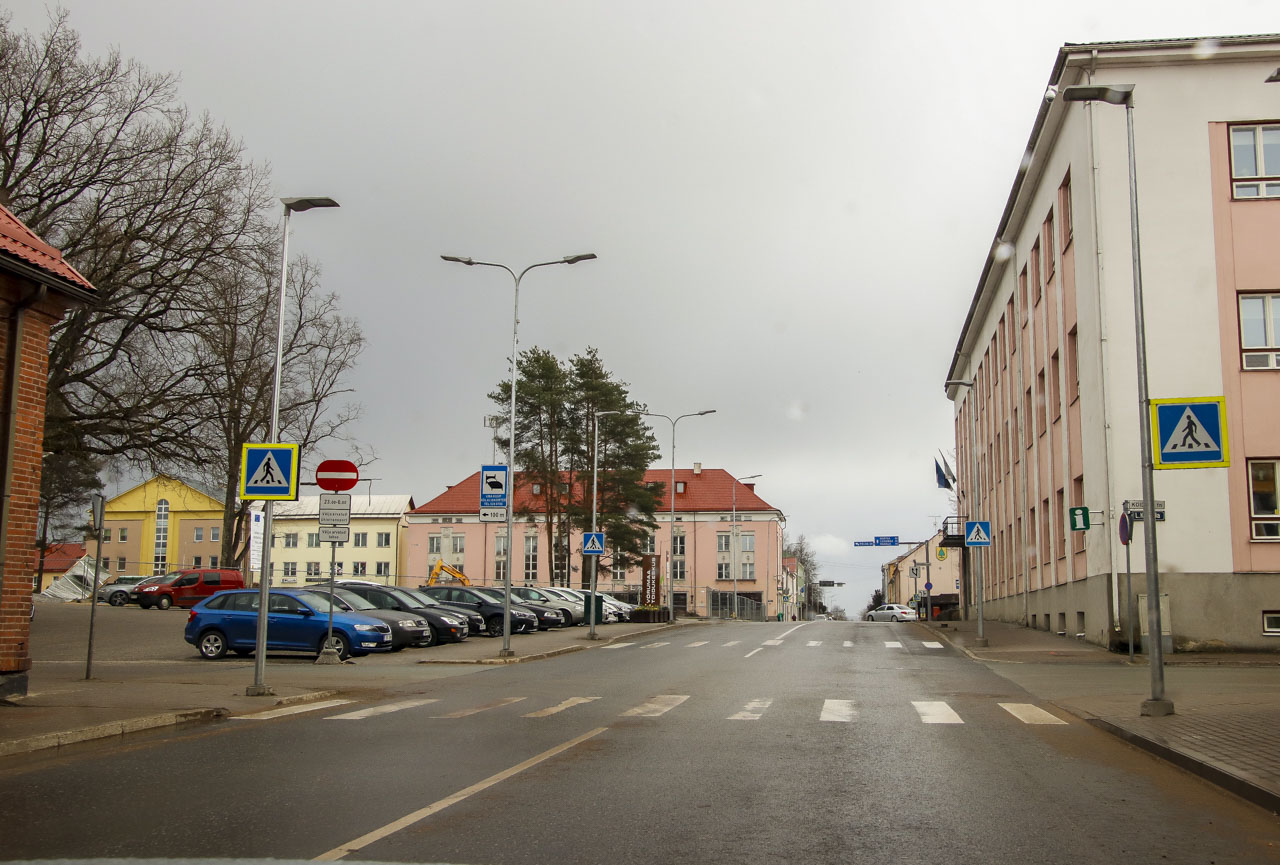 Ehitusega suletakse esmaspäevast, 30. aprillist Jüri tänav Koidula tänavast kuni Tartu tänavani. FOTO: Aigar Nagel Ehitusega suletakse esmaspäevast, 30. aprillist Jüri tänav Koidula tänavast kuni Tartu tänavani. FOTO: Aigar Nagel