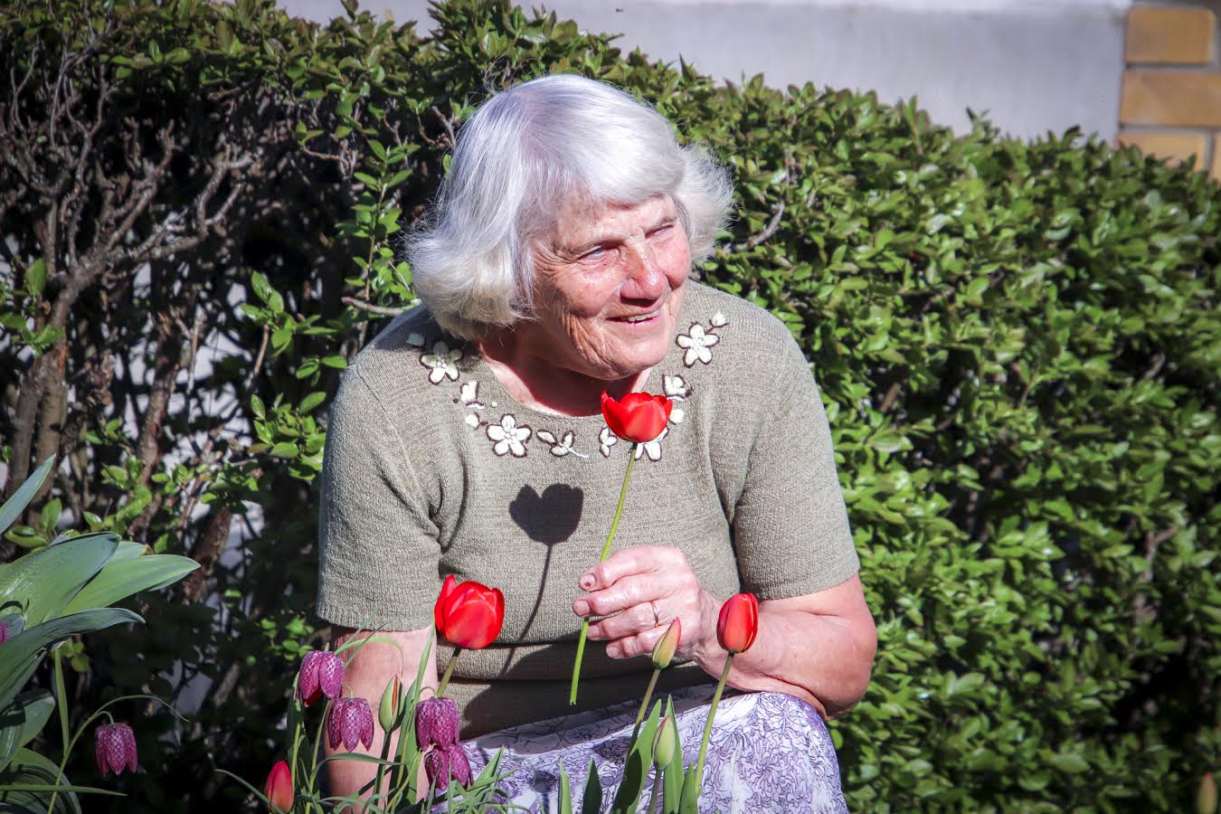 Linda Koemetsa jaoks on aed tema kodu tempel. Lapselapse jaoks on ta aga oluline vestluspartner. Tütrepoeg Ingole meeldib vanaemaga rääkida elust, olust ja maailma asjadest, sest ta oskab teda kuulata. Foto: AIGAR NAGEL Linda Koemetsa jaoks on aed tema kodu tempel. Lapselapse jaoks on ta aga oluline vestluspartner. Tütrepoeg Ingole meeldib vanaemaga rääkida elust, olust ja maailma asjadest, sest ta oskab teda kuulata. Foto: AIGAR NAGEL