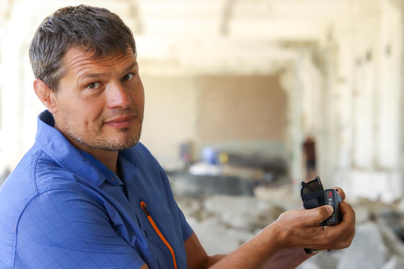 OÜ Multipaneel arendusjuht Mait Kuusik näitab taadeldud radioaktiivsus mõõteseadmel olevat kiirgustaset, mille näidik kõigub „0” ja „1” vahel. „Kui seadme näidik jääb vahemikku „1-3”, tähendab see, et kõik on rohkem kui hea,” mägib Kuusik. Foto: AIGAR NAGEL OÜ Multipaneel arendusjuht Mait Kuusik näitab taadeldud radioaktiivsus mõõteseadmel olevat kiirgustaset, mille näidik kõigub „0” ja „1” vahel. „Kui seadme näidik jääb vahemikku „1-3”, tähendab see, et kõik on rohkem kui hea,” mägib Kuusik. Foto: AIGAR NAGEL