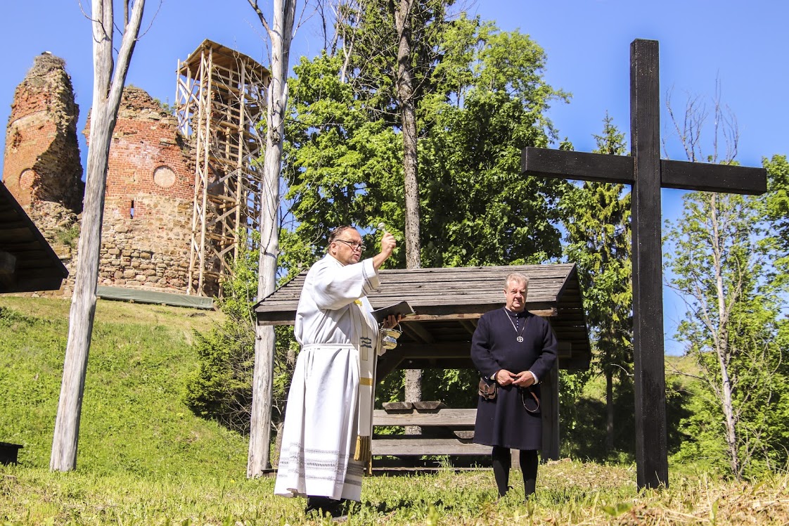 Enne palverännumaja avamist lausus katoliku kiriku õpetaja vajalikud sõnad uue haua kohal, et ka väljakaevatute hinged leiaksid taas oma rahu. Uus haud asub palverännumajast vasakul orus. Foto: AIGAR NAGEL Enne palverännumaja avamist lausus katoliku kiriku õpetaja vajalikud sõnad uue haua kohal, et ka väljakaevatute hinged leiaksid taas oma rahu. Uus haud asub palverännumajast vasakul orus. Foto: AIGAR NAGEL