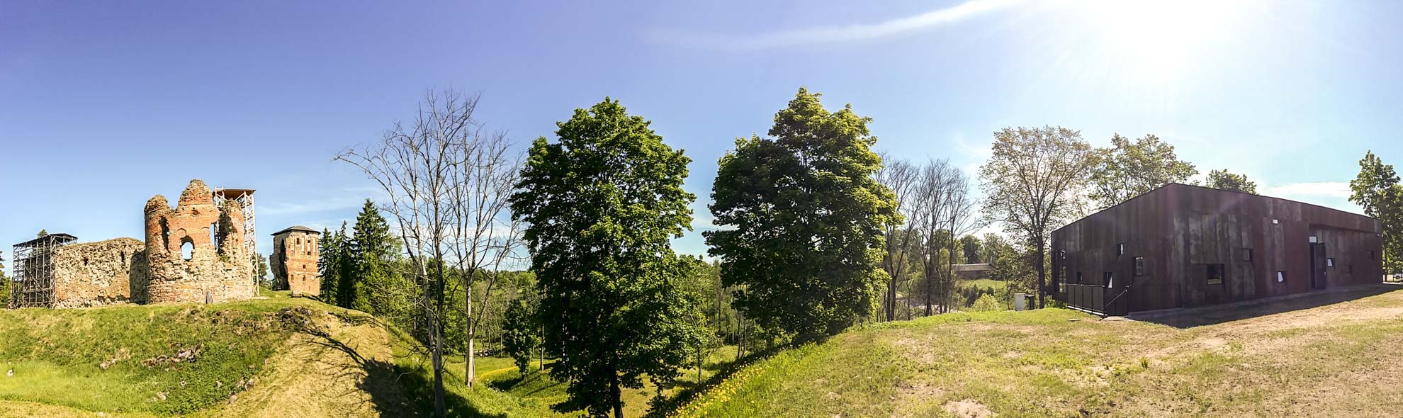 Eile keskpäeval lõigati läbi pidulik pael, mis avas keskaja elamuskeskuse ühe osana valminud palverännumaja. Oma õnnistuse andis majale Tartu katoliku kiriku õpetaja isa Miguel. FOTOD: Aigar Nagel Eile keskpäeval lõigati läbi pidulik pael, mis avas keskaja elamuskeskuse ühe osana valminud palverännumaja. Oma õnnistuse andis majale Tartu katoliku kiriku õpetaja isa Miguel. FOTOD: Aigar Nagel