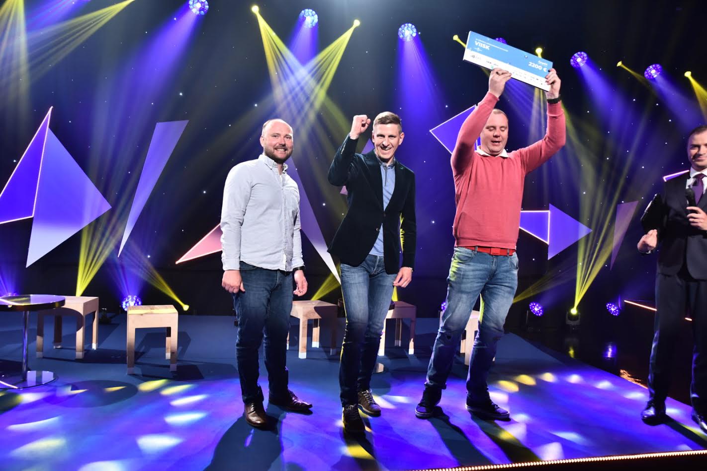 Fotol: Võrumaa Arenduskeskuse juhatuse liige Tiit Toots koos Martin Polikarpuse (vasakul) ning Remo Allikaga (paremal). Pilt on võetud Ajuhjahi kodulehelt, pildistas: Tauno Pääslane (ERR). Fotol: Võrumaa Arenduskeskuse juhatuse liige Tiit Toots koos Martin Polikarpuse (vasakul) ning Remo Allikaga (paremal). Pilt on võetud Ajuhjahi kodulehelt, pildistas: Tauno Pääslane (ERR).