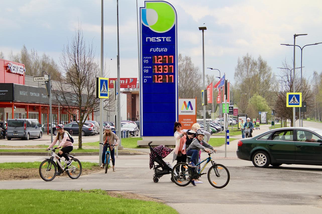 Kütusehinnad 1. mai keskpäeval Neste automaattanklas Jüri ja Luha tänava ristmikul. Rõõmustav oli samal ajal näha nii palju jalgrattureid ja jalutajaid. Kütusehinnad 1. mai keskpäeval Neste automaattanklas Jüri ja Luha tänava ristmikul. Rõõmustav oli samal ajal näha nii palju jalgrattureid ja jalutajaid.