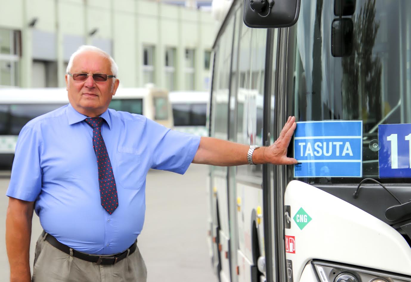 Avalikel liinidel teenindava ASi Hansa Bussiliinid kogenud bussijuht Heino juhib tähelepanu sildile, mida hakkavad kandma kõikide kümne maakonna avalikel liinidel sõitvad bussiliinid alates homsest ehk 1. juulist. Kui näete bussi klaasil vastavat silti „tasuta”, tähendab see, et sellel liinil kehtib nulleurone pilethind. Samuti juhib Võrumaa Teataja tähelepanu asjaolule, et vastav silt võib asuda erinevates kohtades, aga kindlasti reisija jaoks nähtaval kohal kas bussi esiklaasil või bussi küljeuksel või -aknal. Foto: AIGAR NAGEL Avalikel liinidel teenindava ASi Hansa Bussiliinid kogenud bussijuht Heino juhib tähelepanu sildile, mida hakkavad kandma kõikide kümne maakonna avalikel liinidel sõitvad bussiliinid alates homsest ehk 1. juulist. Kui näete bussi klaasil vastavat silti „tasuta”, tähendab see, et sellel liinil kehtib nulleurone pilethind. Samuti juhib Võrumaa Teataja tähelepanu asjaolule, et vastav silt võib asuda erinevates kohtades, aga kindlasti reisija jaoks nähtaval kohal kas bussi esiklaasil või bussi küljeuksel või -aknal. Foto: AIGAR NAGEL