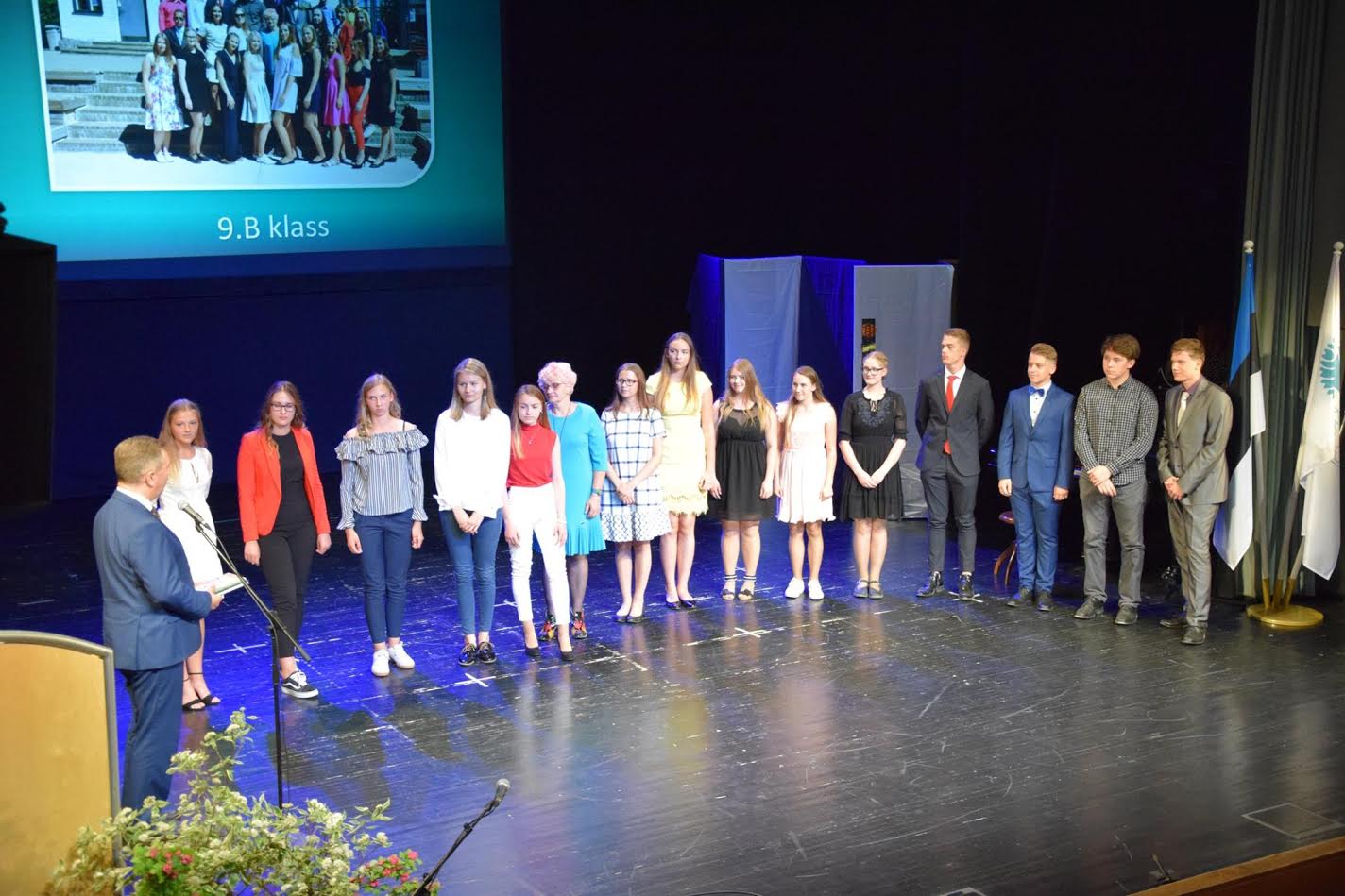 Parima klassi tiitli pälvisid 9.b klassi õpilased. Kusjuures samas klassis õpivad kooli parim raamatusõber, sõnaseadja, laulja, leiutaja ja Kreutzwaldi pärandi edasikandja. Foto: VÕRU KREUTZWALDI KOOL Parima klassi tiitli pälvisid 9.b klassi õpilased. Kusjuures samas klassis õpivad kooli parim raamatusõber, sõnaseadja, laulja, leiutaja ja Kreutzwaldi pärandi edasikandja. Foto: VÕRU KREUTZWALDI KOOL