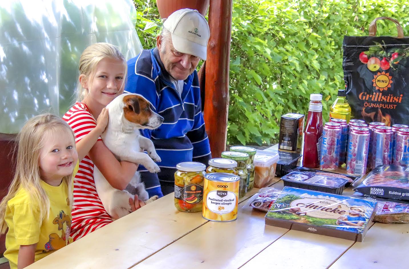 Tüdrukud Loreen ja Eliisabeth koos koer Bosse ja vanaisa Hillariga. Foto: AIGAR NAGEL Tüdrukud Loreen ja Eliisabeth koos koer Bosse ja vanaisa Hillariga. Foto: AIGAR NAGEL