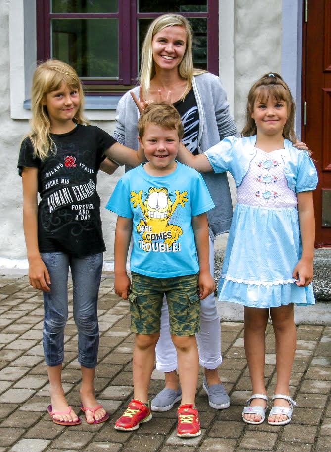 Mõniste rahvamajas käis eelmisel nädalal uue Eesti lühifilmi „Virago” rollidesse taustanäitlejate värbamine, kuhu olid kandideerima tulnud ka ühe pere lapsed Reena ja Teele Org oma väikese vennaga. Reena, kõige vanema peretütre unistuseks on saada kunagi näitlejaks. Režissöör Kerli Kirch rõõmustas, et sai näitlemishuvilistega koos ühe pildi peale tulla. Fotod: HELERI LAKUR Mõniste rahvamajas käis eelmisel nädalal uue Eesti lühifilmi „Virago” rollidesse taustanäitlejate värbamine, kuhu olid kandideerima tulnud ka ühe pere lapsed Reena ja Teele Org oma väikese vennaga. Reena, kõige vanema peretütre unistuseks on saada kunagi näitlejaks. Režissöör Kerli Kirch rõõmustas, et sai näitlemishuvilistega koos ühe pildi peale tulla. Fotod: HELERI LAKUR