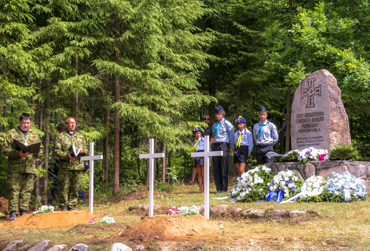 Kirikliku matusetalituse Krabi memoriaali jalamil viisid läbi Kaitseliidu Võrumaa maleva kaplan Mait Mölder (vasakult esimene) ja Kaitseliidu vanemkaplan major Raivo Nikiforov. Pidulikust teenistusest võtsid osa Kaitseväe peastaabi ülem kindralmajor Martin Herem, Kaitseliidu ülem kindralmajor Meelis Kiili, ohvitserid ja sõdurid, organisatsioonide esindajad ja külalised. Fotod: HELERI LAKUR Kirikliku matusetalituse Krabi memoriaali jalamil viisid läbi Kaitseliidu Võrumaa maleva kaplan Mait Mölder (vasakult esimene) ja Kaitseliidu vanemkaplan major Raivo Nikiforov. Pidulikust teenistusest võtsid osa Kaitseväe peastaabi ülem kindralmajor Martin Herem, Kaitseliidu ülem kindralmajor Meelis Kiili, ohvitserid ja sõdurid, organisatsioonide esindajad ja külalised. Fotod: HELERI LAKUR