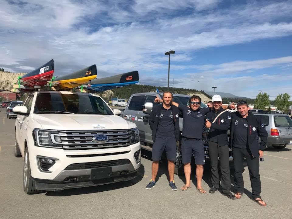 Pildil on Eesti kanged meesaerutajad Team Estoniast: paatkonnad Hillar Irves-Martin Ilumets, Andres Kaju-Leivo Sepp ja Ivar Hütt-Mart Reimann, kes lähevad tänavu esmakordselt maailma pikimale aerutamismaratonile Yukoni jõel. Pildilt puuduvad kahese paatkonna liikmed Martin Pedai-Matti Tuul. Start antakse homme kell 12. Pildil on Eesti kanged meesaerutajad Team Estoniast: paatkonnad Hillar Irves-Martin Ilumets, Andres Kaju-Leivo Sepp ja Ivar Hütt-Mart Reimann, kes lähevad tänavu esmakordselt maailma pikimale aerutamismaratonile Yukoni jõel. Pildilt puuduvad kahese paatkonna liikmed Martin Pedai-Matti Tuul. Start antakse homme kell 12.