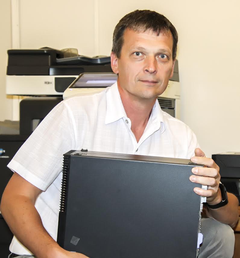 "Võru linnavalitsuse infotehnoloog Allan Liblik tegi suure töö ära arvuti soovijate leidmiseks üle maakonna" ta rääkis ka sellest et paigaldas linnale mõeldud arvutitele ise tarkvara, teistel arvutitel olid need peal. "Võru linnavalitsuse infotehnoloog Allan Liblik tegi suure töö ära arvuti soovijate leidmiseks üle maakonna" ta rääkis ka sellest et paigaldas linnale mõeldud arvutitele ise tarkvara, teistel arvutitel olid need peal.