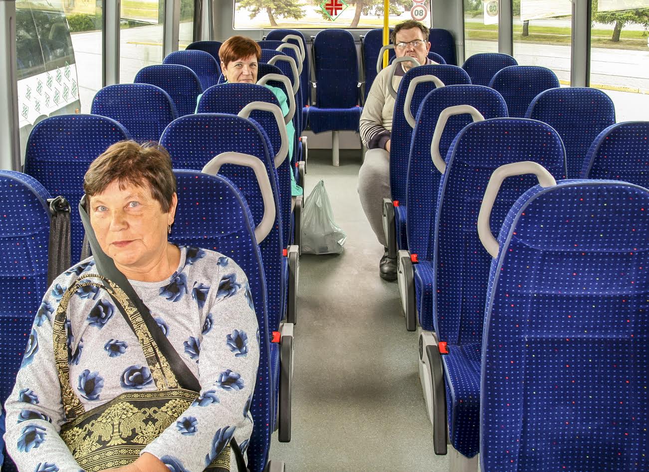 Tiina (pildil tagaplaanil) ja Kalevi (pildil paremal) sõnul panevad nad alati bussi istudes turvavöö peale, kuna nad on teadlikud turvavahendi kandmise kohustusest. Proua esiplaanil, kes reedel Võru-Hänike-Võru liinil Sõmerpallu suundus, ütles et rihma pealetõmbamine tuleb loomuliku liigutusena. Hansa Bussiliinide juhi Kalle Libeoni sõnul oli reedel küll reisijaid vähevõitu, aga ta teavitab alati oma reisijaid turvavöö kohustusest. (Enne bussi istumist ei teadnud ükski pildil olnud reisijatest, et bussis on peale nende ka reporter, kes turvavöö kasutamist jälgib). Foto: HELERI LAKUR