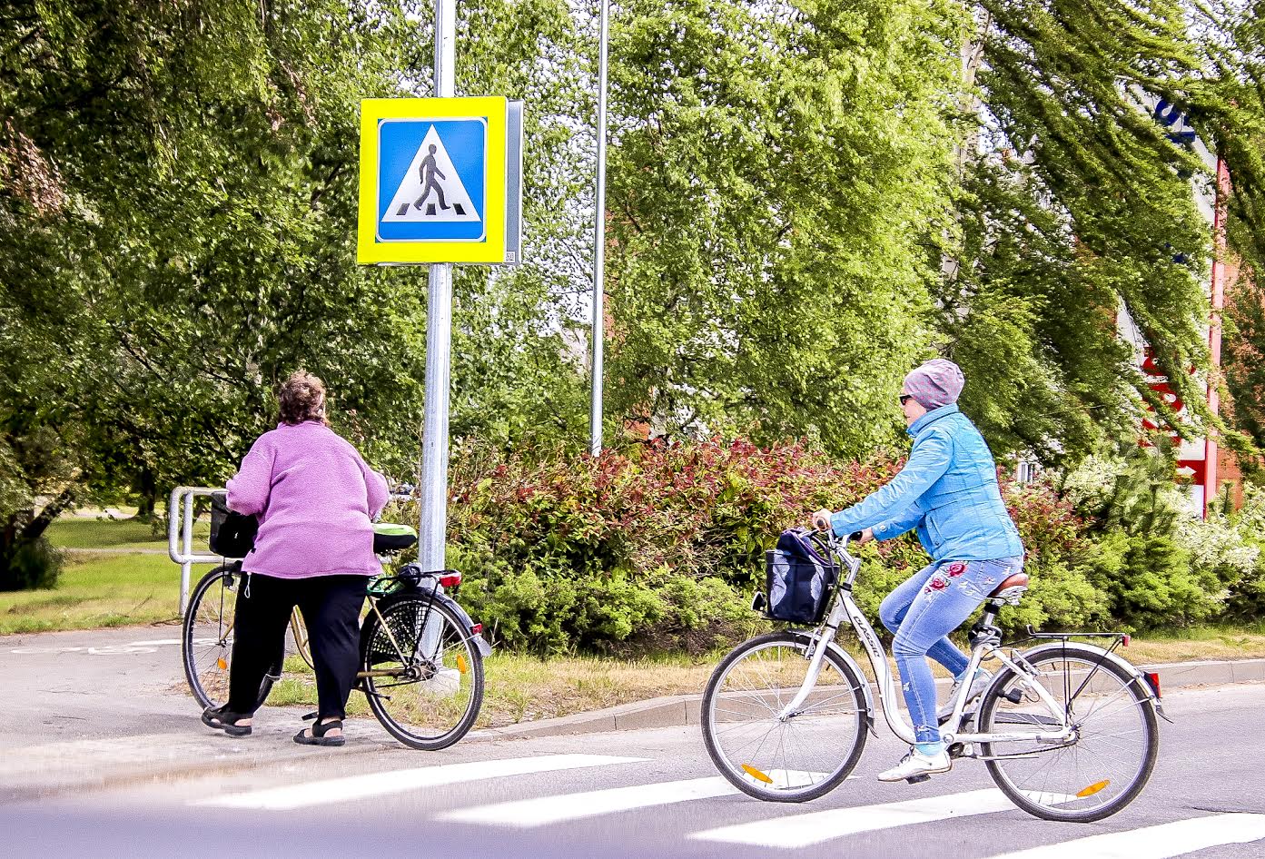 Jalgratturil on võimalus ülekäigurada ületada kahel viisil: kas ohutult või ohtlikult. Liiklusseadus ütleb küll, et jalgrattur ei pea ülekäigurada ületades ratta seljast maha tulema, kui ülekäigurajale pole lähenemas ühtegi sõidukit. Kui aga ületad jalgrattal sõiduteed auto lähenedes, pead ratta seljast maha tulema, et kasutada tee ületamiseks oma eesõigust. Kui sa aga ei tee ei üht ega teist, sead sellega ohtu eelkõige iseenda. Foto: AIGAR NAGEL