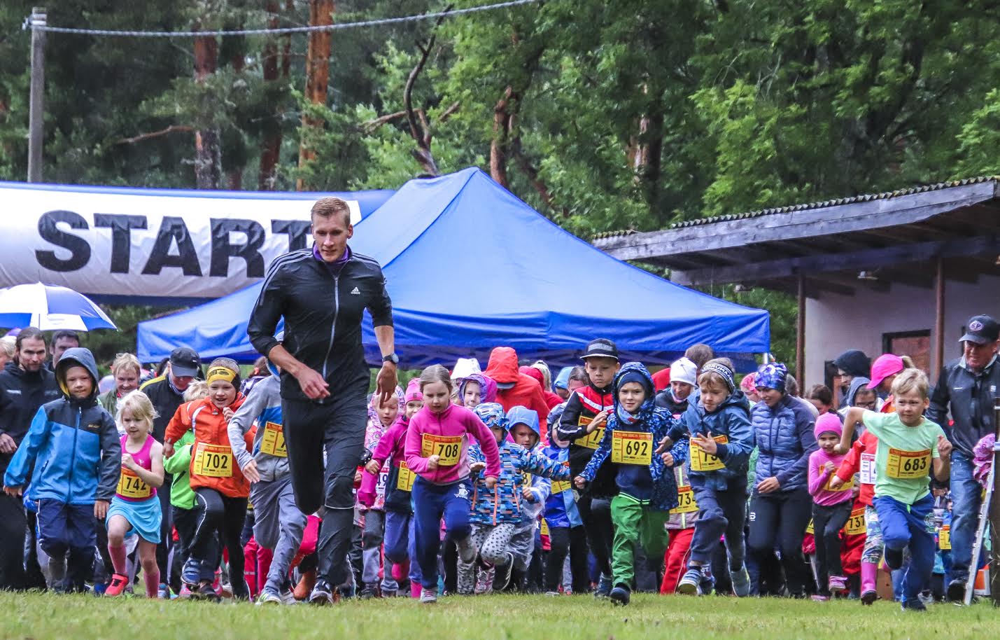 Põhidistantsi liider Raido Mitt mudilaste jooksul koos väikeste spordisõpradega startimas. Foto: AIGAR NAGEL Põhidistantsi liider Raido Mitt mudilaste jooksul koos väikeste spordisõpradega startimas. Foto: AIGAR NAGEL