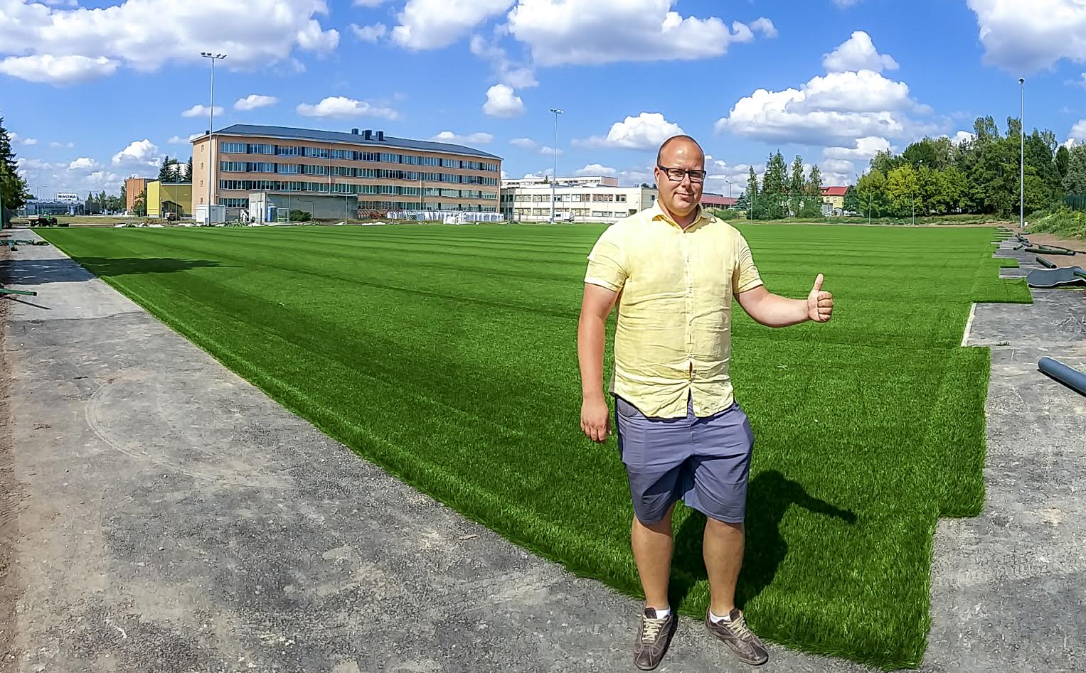 FC Heliose treener Jaanus Vislapuu paigaldatud kunstmuru üle rõõmustamas. Foto: AIGAR NAGEL