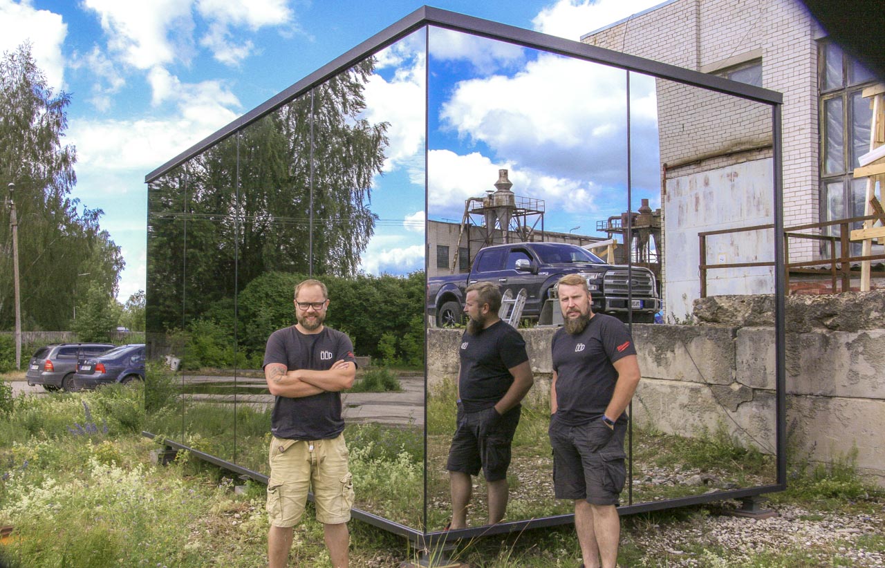 Võrus tootmishoone kõrval asuvat sauna-prototüüpmaja esitlesid Võrumaa Teatajale üks omanikest Jaak Tiik ja tootmisjuht Indrek Jeedas. Foto: HELERI LAKUR Võrus tootmishoone kõrval asuvat sauna-prototüüpmaja esitlesid Võrumaa Teatajale üks omanikest Jaak Tiik ja tootmisjuht Indrek Jeedas. Foto: HELERI LAKUR