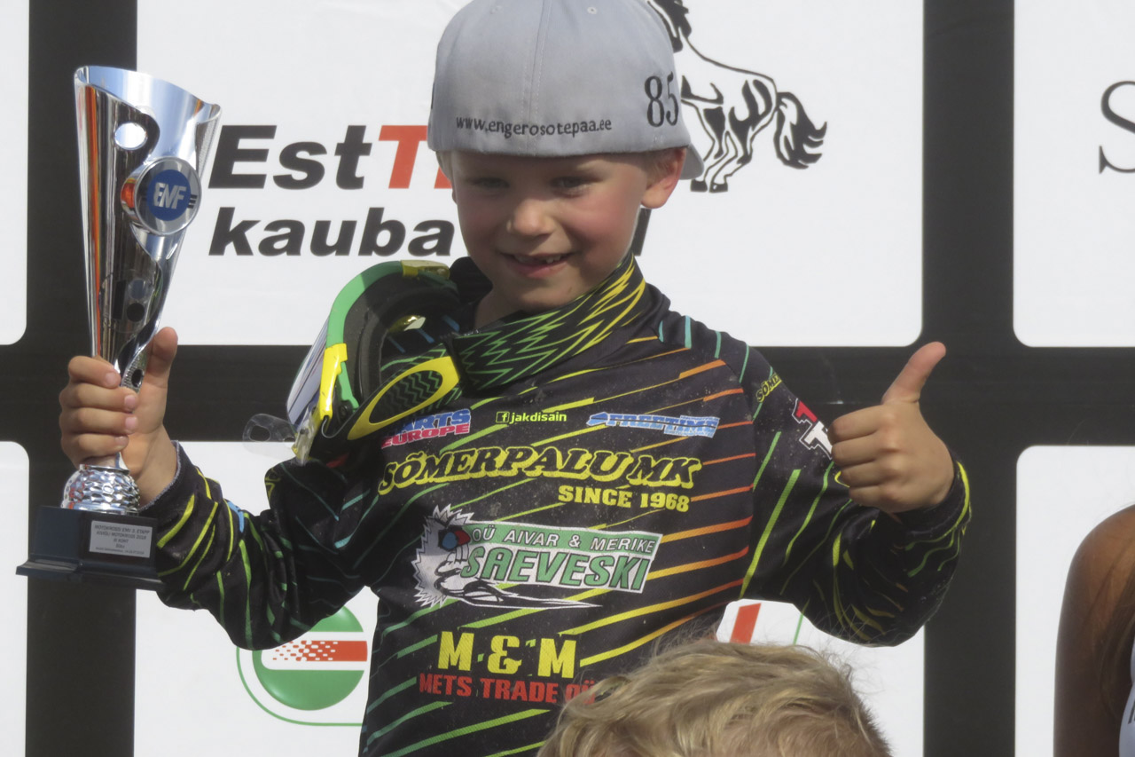 Lucas Leok rõõmustab oma elu esimese medali üle. Fotod: SÕMERPALU MOTOKLUBI Lucas Leok rõõmustab oma elu esimese medali üle. Fotod: SÕMERPALU MOTOKLUBI