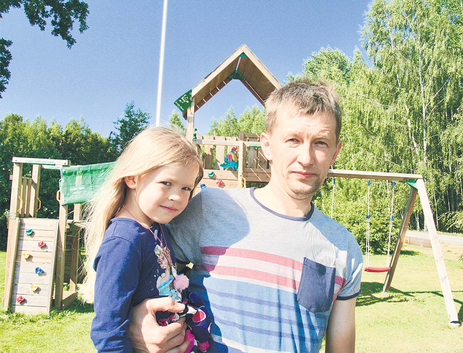 Viieaastane Säde-Heidi ja Taavi Serv koduõues. Foto: VÕRUMAA TEATAJA Viieaastane Säde-Heidi ja Taavi Serv koduõues. Foto: VÕRUMAA TEATAJA