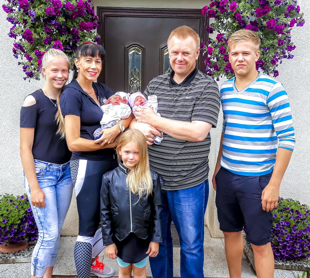 Ema Karmen ja isa Tarmo olid Võrumaa Teataja külastusest meeldivalt šokeeritud ja avaldasid toimetusele neli päeva tagasi sündinud kaksikute nimed. Võrumaa esimeste selle aasta kaksikuteks on Tristan ja Chantelle. Foto: HELERI LAKUR Ema Karmen ja isa Tarmo olid Võrumaa Teataja külastusest meeldivalt šokeeritud ja avaldasid toimetusele neli päeva tagasi sündinud kaksikute nimed. Võrumaa esimeste selle aasta kaksikuteks on Tristan ja Chantelle. Foto: HELERI LAKUR