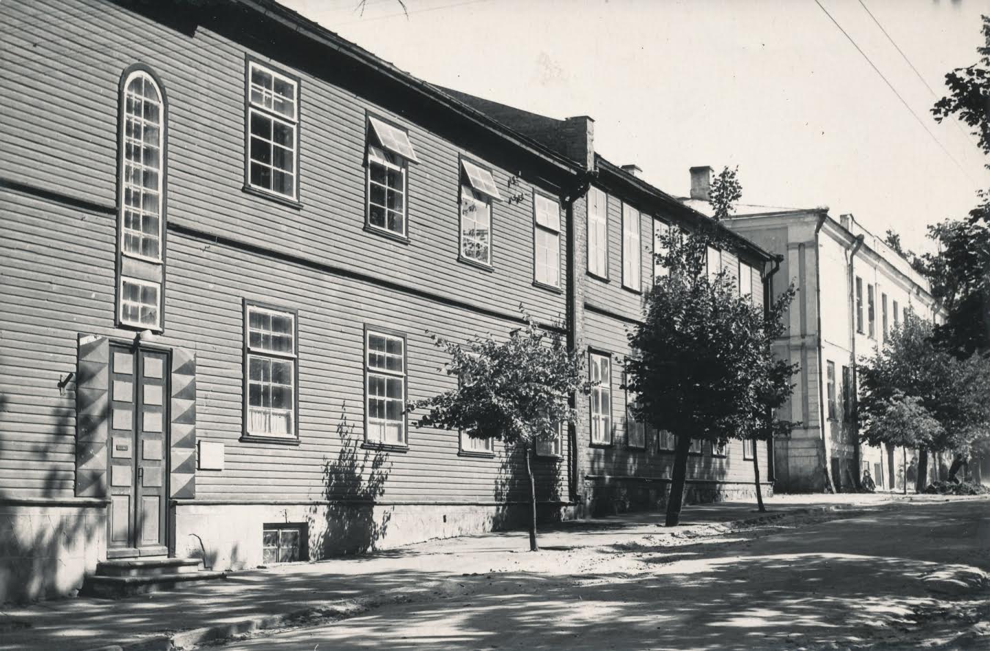 Võru tööstustehnikumi hoone 1970. aastatel. Pärast ühinemist 1999. aastal Väimela näidissovhoostehnikumiga, moodustades Võrumaa kutsehariduskeskuse, jäi vana koolimaja tühjaks. Foto: EESTI RAHVA MUUSEUMI ARHIIV Võru tööstustehnikumi hoone 1970. aastatel. Pärast ühinemist 1999. aastal Väimela näidissovhoostehnikumiga, moodustades Võrumaa kutsehariduskeskuse, jäi vana koolimaja tühjaks. Foto: EESTI RAHVA MUUSEUMI ARHIIV