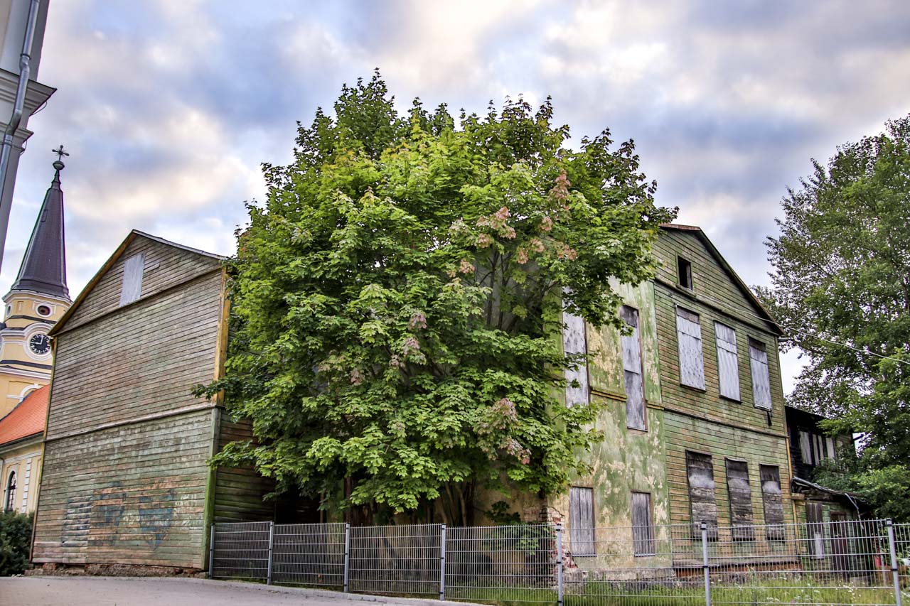 Seminari 1a hoone varisemisohtlikkusest ei tea paljud. Linnavalitsuse, hoone omaniku ja muinsuskaitse vahel käib arutelu hoone saatuse üle. Foto: AIGAR NAGEL