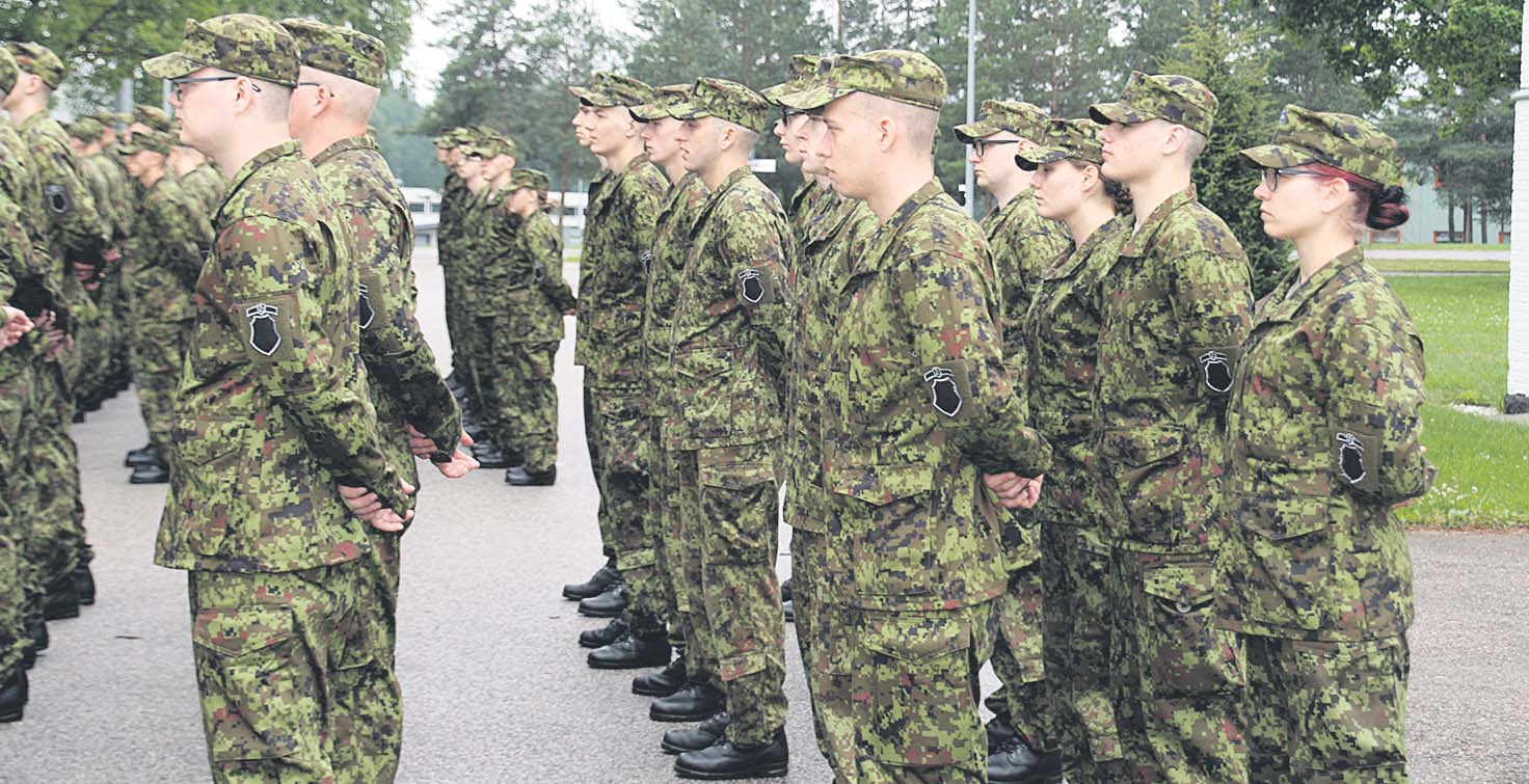 Reede hommikul kogunesid oma teisele hommikusele rivistusele staabikompanii ajateenijad, seal õpib praegu kolm naisajateenijat 66 ajateenija seas. Hommikune rivistus on kindel osa sõduri baaskursuse päevakavast, kus muu hulgas kontrollitakse sõduri korrektset välimust, alustades küünte puhtusest ja lõpetades sõdurivormi korrektsusega. Foto: HELERI LAKUR Reede hommikul kogunesid oma teisele hommikusele rivistusele staabikompanii ajateenijad, seal õpib praegu kolm naisajateenijat 66 ajateenija seas. Hommikune rivistus on kindel osa sõduri baaskursuse päevakavast, kus muu hulgas kontrollitakse sõduri korrektset välimust, alustades küünte puhtusest ja lõpetades sõdurivormi korrektsusega. Foto: HELERI LAKUR